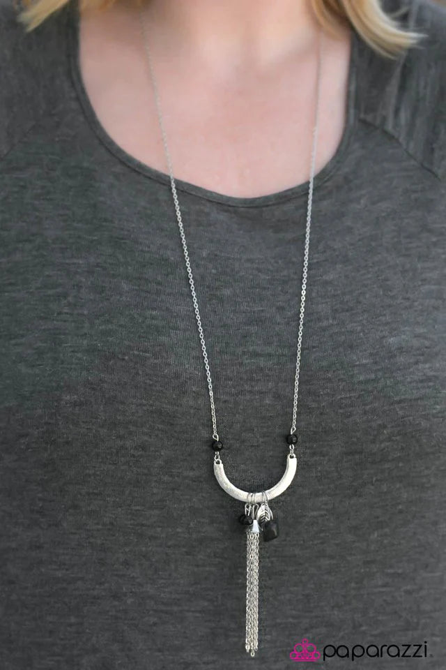 Collar Paparazzi ~ Esencia de la naturaleza - Negro