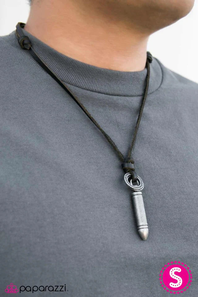 Collar Paparazzi ~ Tirador de primera - Negro