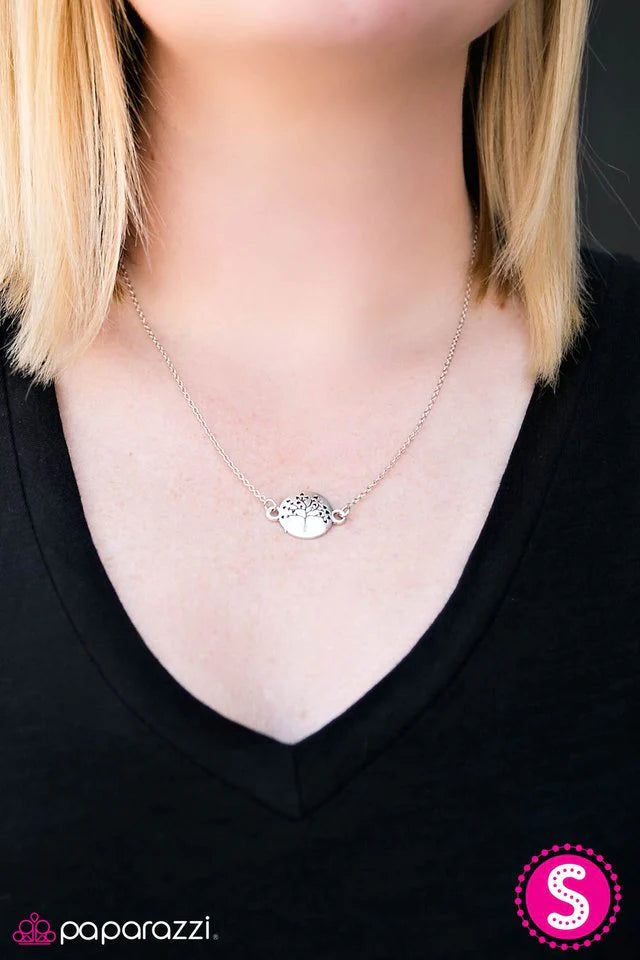 Collar Paparazzi ~ Raíces fuertes - Plata