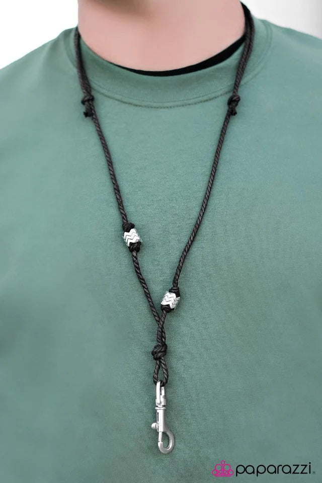 Collar Paparazzi ~ Hombre de acero - Negro