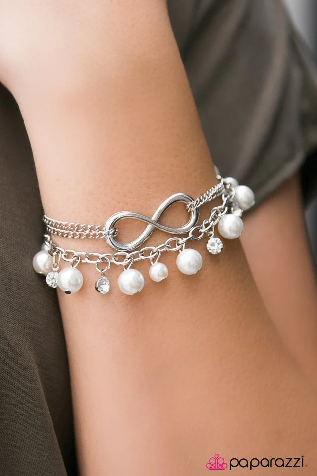 Pulsera Paparazzi ~ Mundo sin fin - Blanco