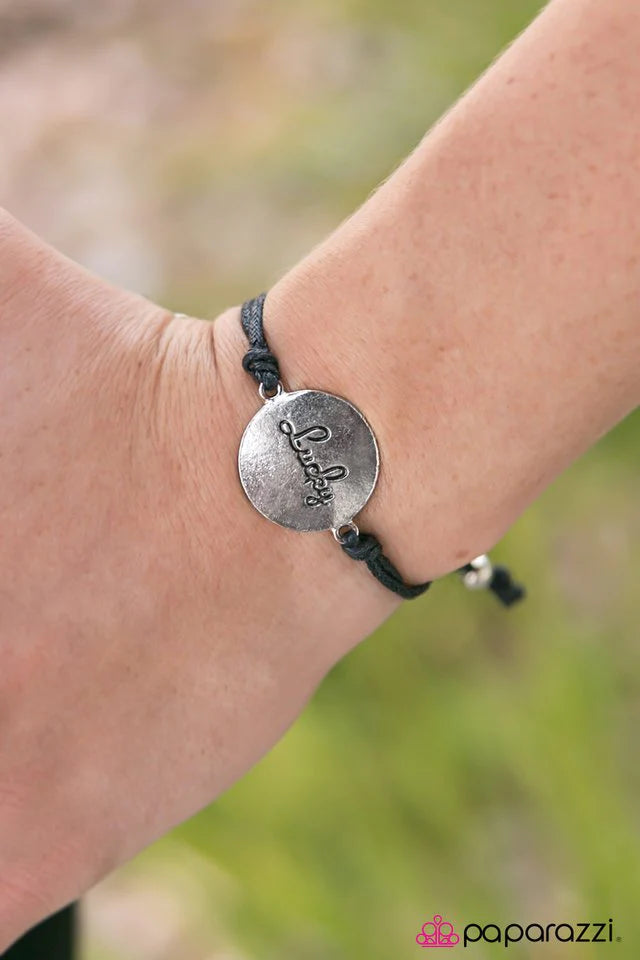 Pulsera Paparazzi ~ Es mi día de suerte - Negro