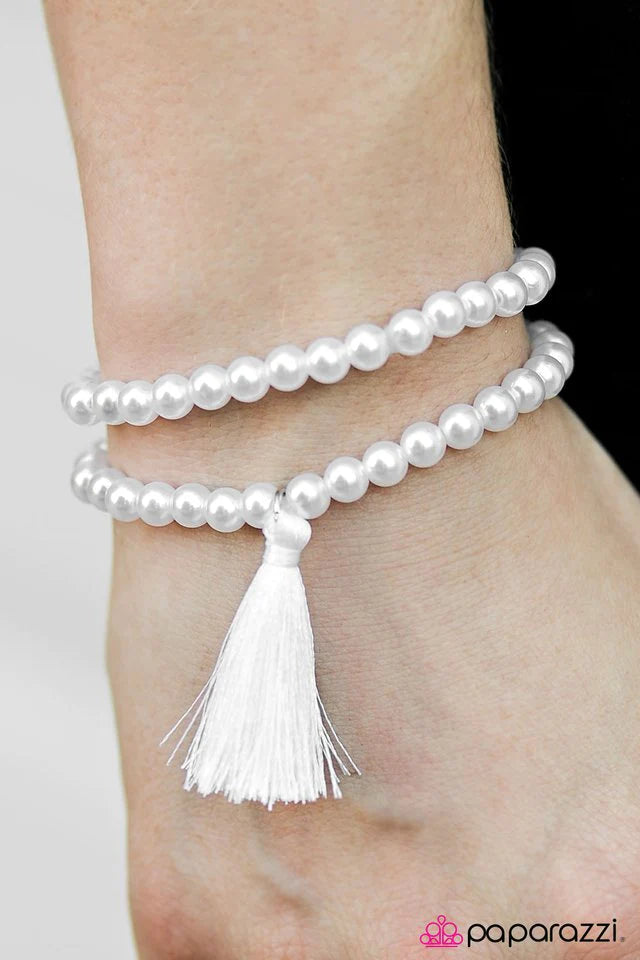 Pulsera Paparazzi ~ Viaje sorpresa - Blanco