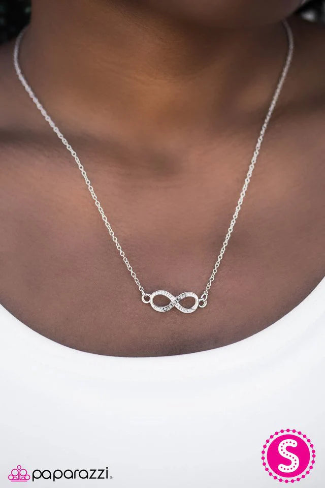 Collar Paparazzi ~ Momento perfecto - Plata