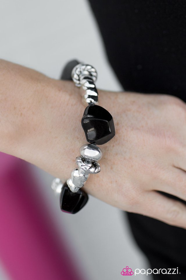 Pulsera Paparazzi ~ Rolling Rock - Negro