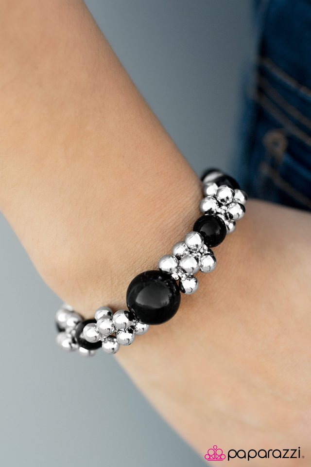 Pulsera Paparazzi ~ Arm Candy - Negra
