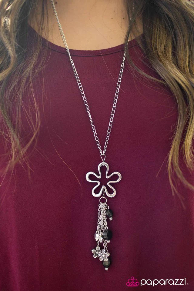 Collar Paparazzi ~ Las flores están floreciendo - Negro