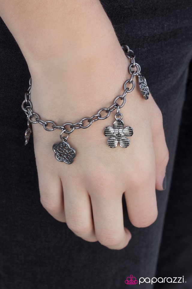 Pulsera Paparazzi ~ Temporada de flores - Negro