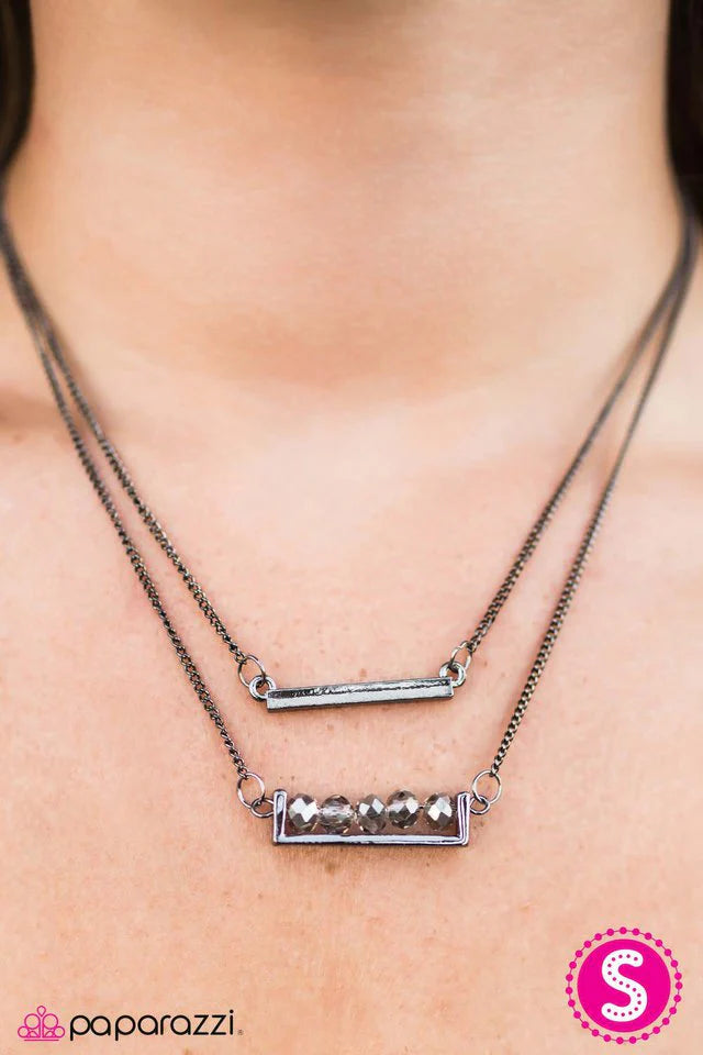 Collar Paparazzi ~ Observación de cristales - Negro