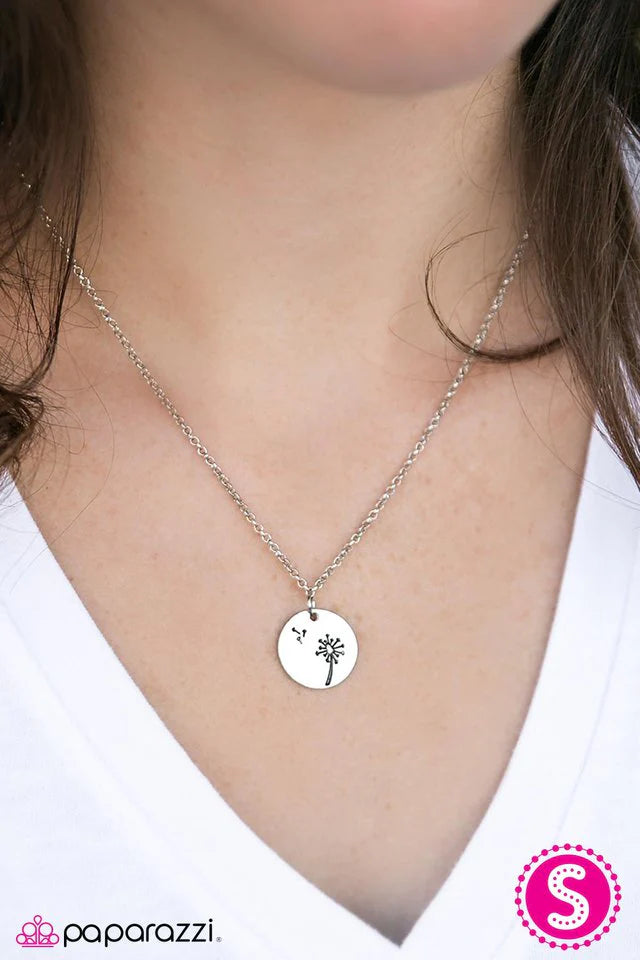 Collar Paparazzi ~ Deseos de diente de león - Plata