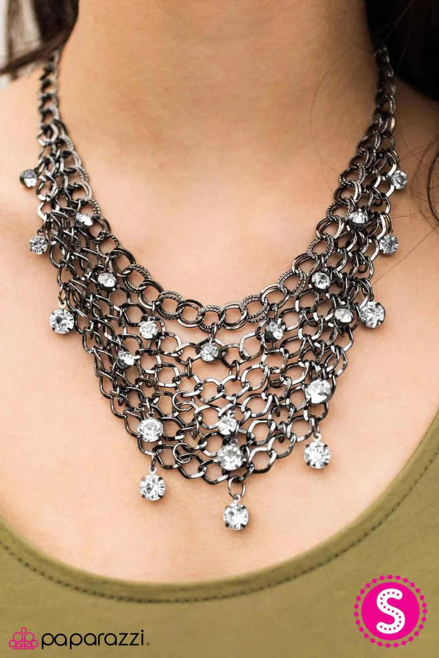 Collar Paparazzi ~ Pescando cumplidos - Negro