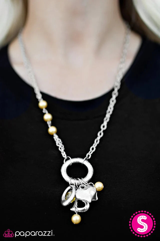 Collar Paparazzi ~ La vida encantada - Amarillo