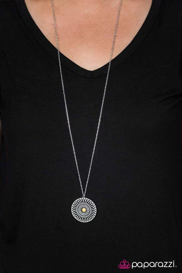 Collar Paparazzi ~ Maravilla colorida - Amarillo