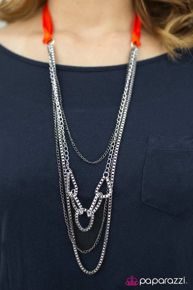 Collar Paparazzi ~ Delicadamente peligroso - Naranja