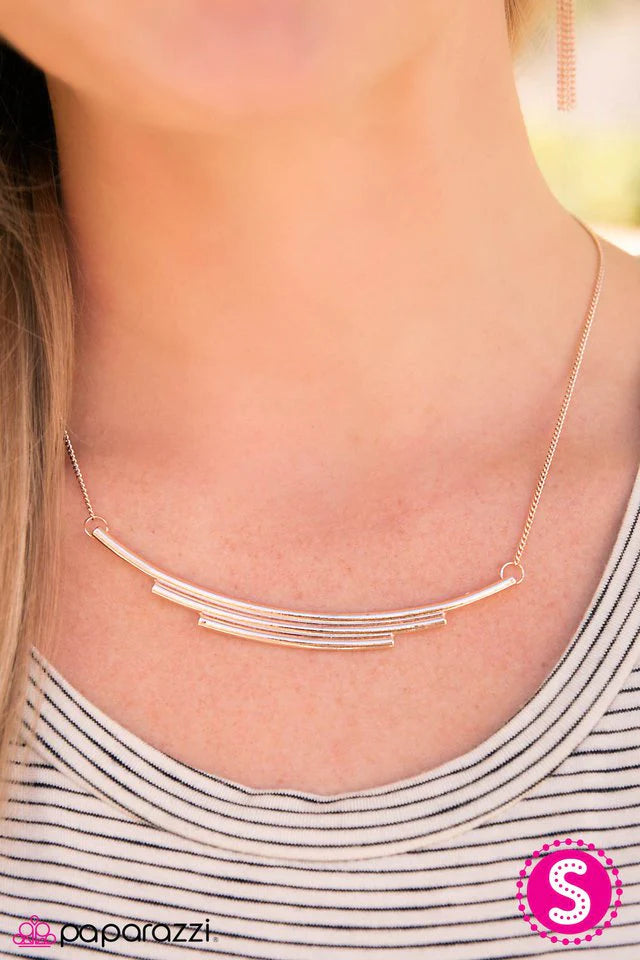 Collar Paparazzi ~ Majestic Mesas - Oro