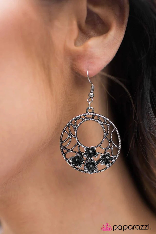 Paparazzi Earring ~ Dixie Chick - Black