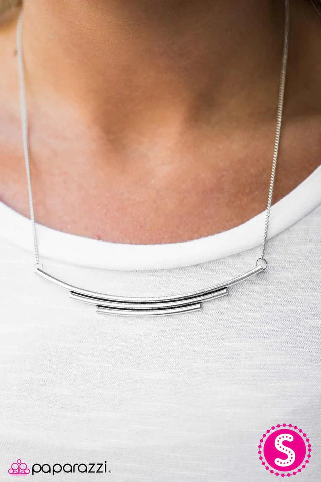 Collar Paparazzi ~ Majestic Mesas - Plata