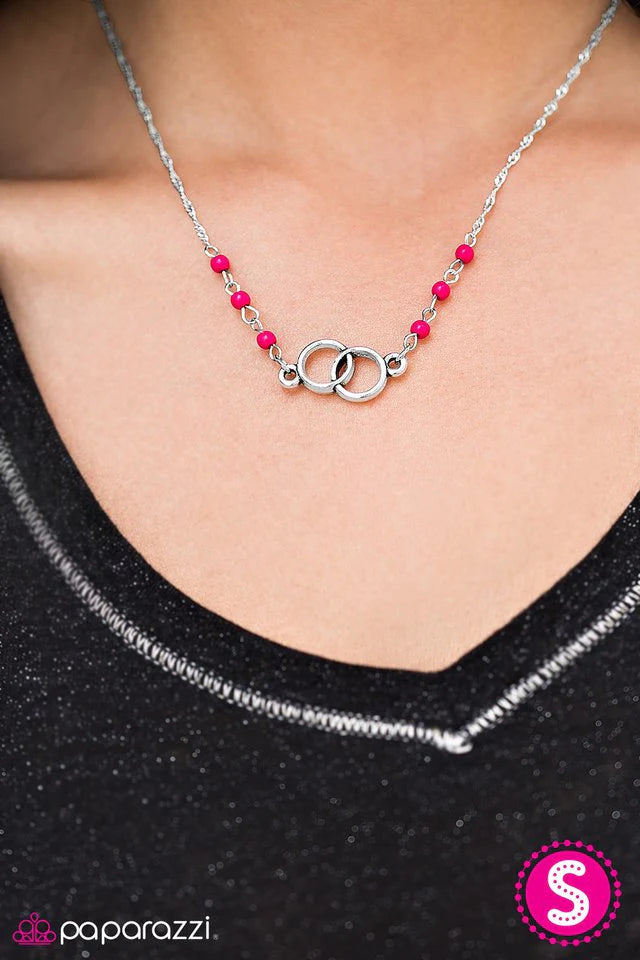 Collar Paparazzi ~ Si no puedes abalorios, únete a ellos - Rosa
