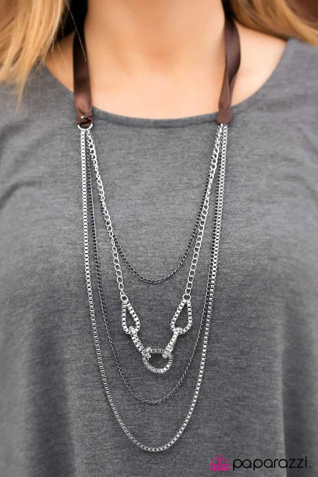 Collar Paparazzi ~ Delicadamente peligroso - Marrón