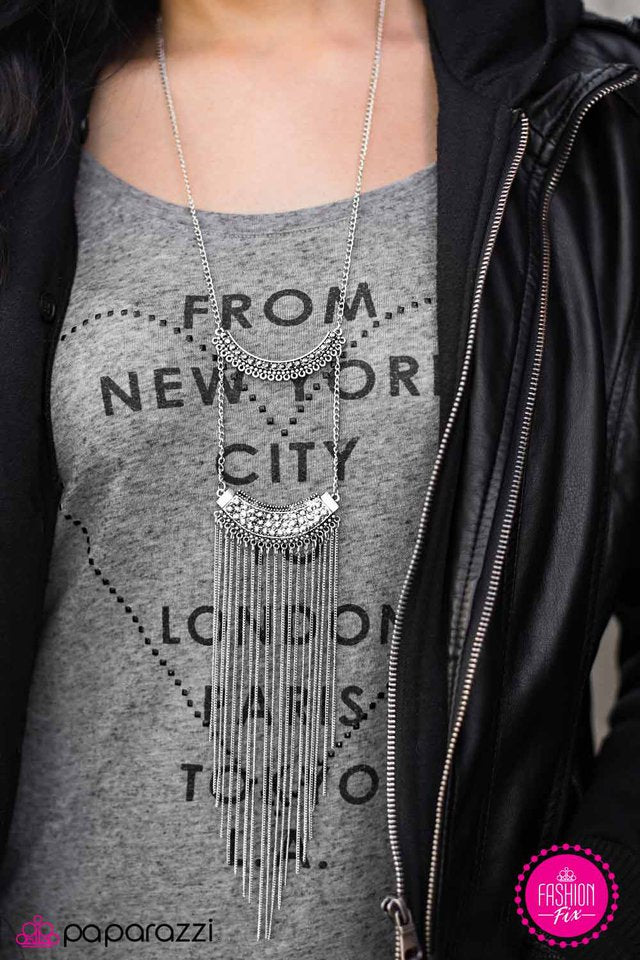 Collar Paparazzi ~ Maravilla de clase mundial - Plata