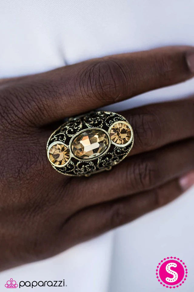 Anillo Paparazzi ~ Fiesta Royale - Latón