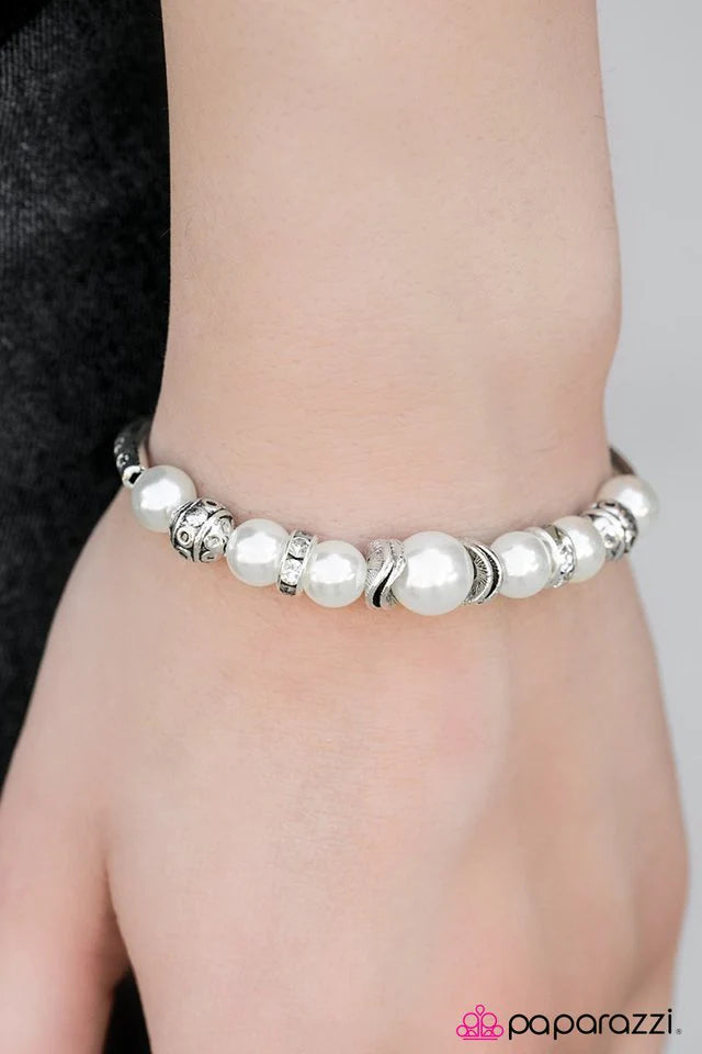 Pulsera Paparazzi ~ Vals de las Flores - Blanco