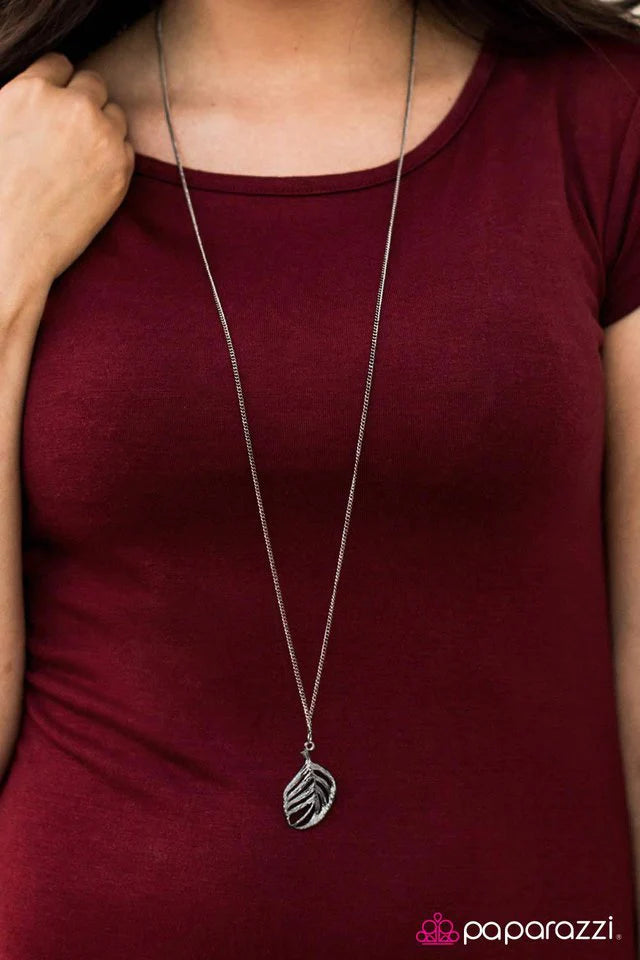 Collar Paparazzi ~ At First FLIGHT - Negro