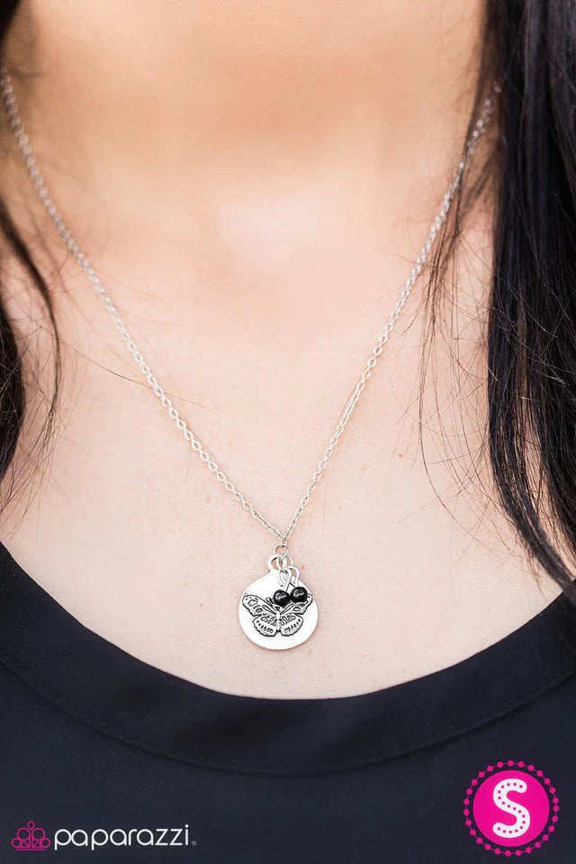 Collar Paparazzi ~ Mi pequeña mariposa - Negro