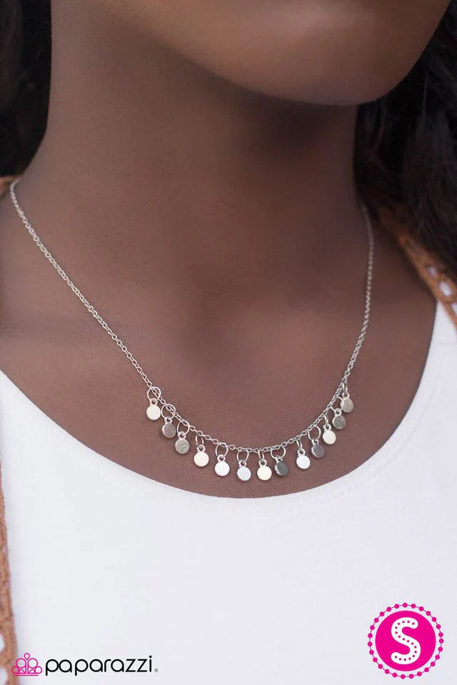 Collar Paparazzi ~ Absorbiendo la atención - Plata