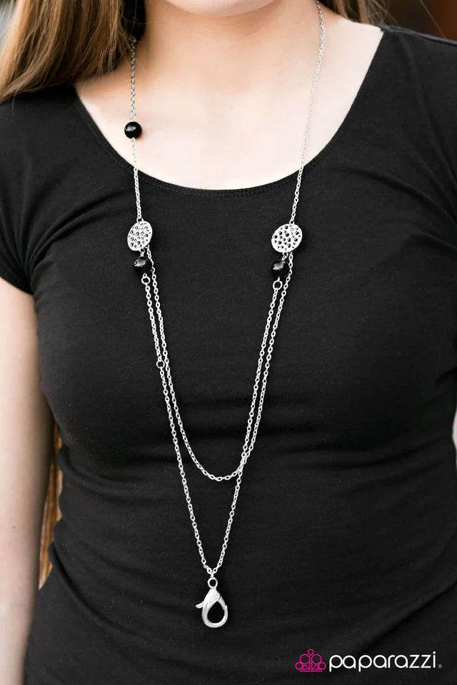 Collar Paparazzi ~ Trabajando hacia arriba - Negro