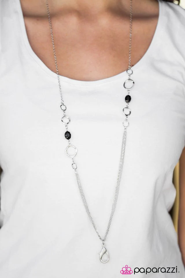 Collar Paparazzi ~ Regal Radiance - Negro