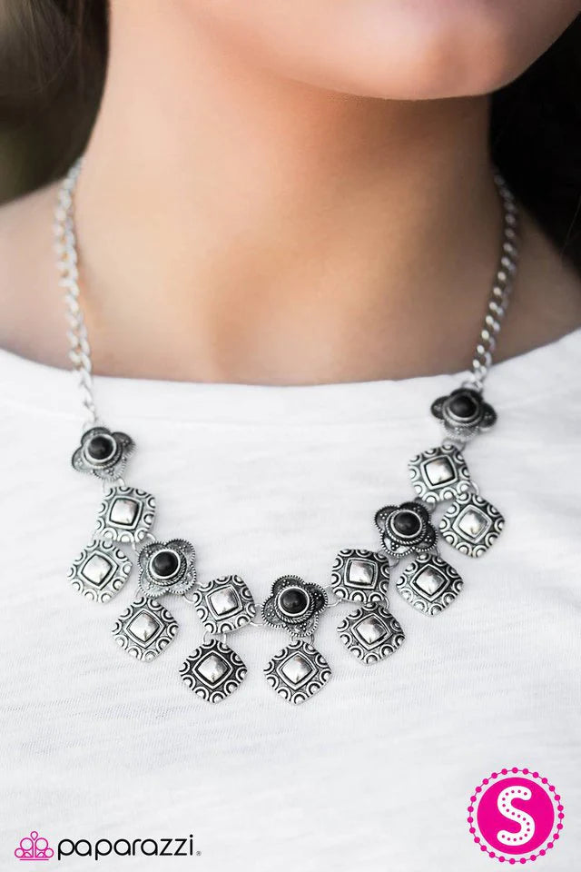 Collar Paparazzi ~ Desert Muse - Negro
