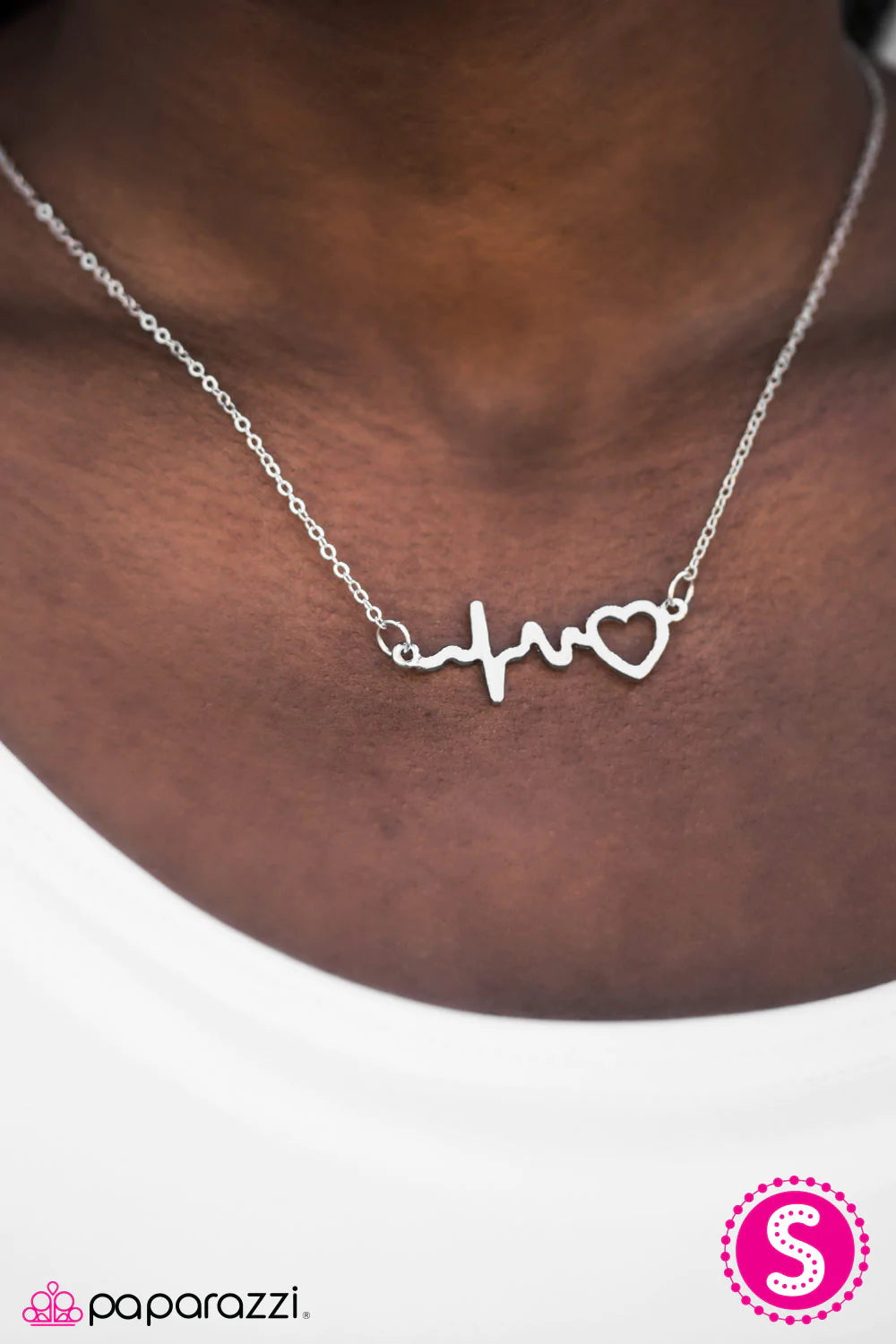 Collar Paparazzi ~ Haces que mi corazón cante - Plata