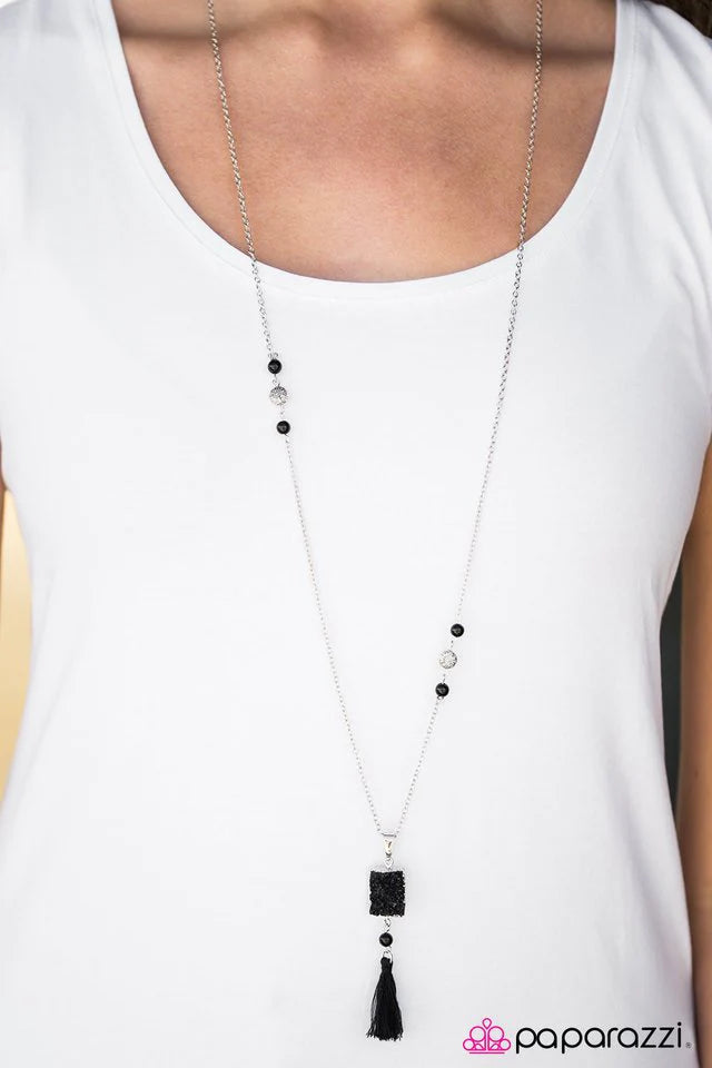 Collar Paparazzi ~ Sabor de la India - Negro