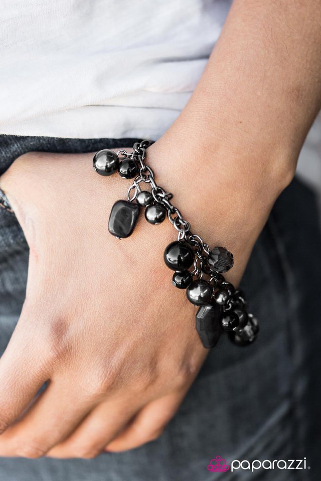 Pulsera Paparazzi ~ ¿Puedo tomar una copa? - Negro