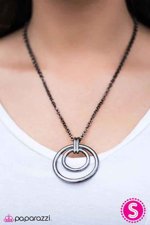 Collar Paparazzi ~ REDONDO PARA LA GLORIA - NEGRO