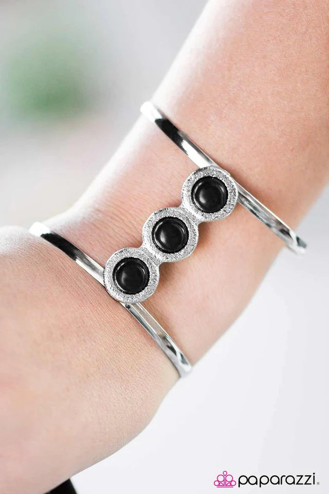 Pulsera Paparazzi ~ Aire de montaña - Negro