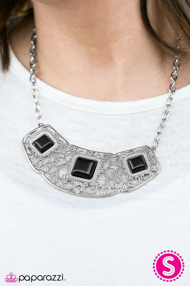 Collar Paparazzi ~ Feeling Inde-PENDANT - Negro
