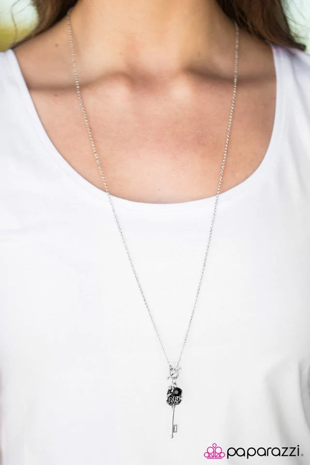 Collar Paparazzi ~ Llave de la ciudad - Negro