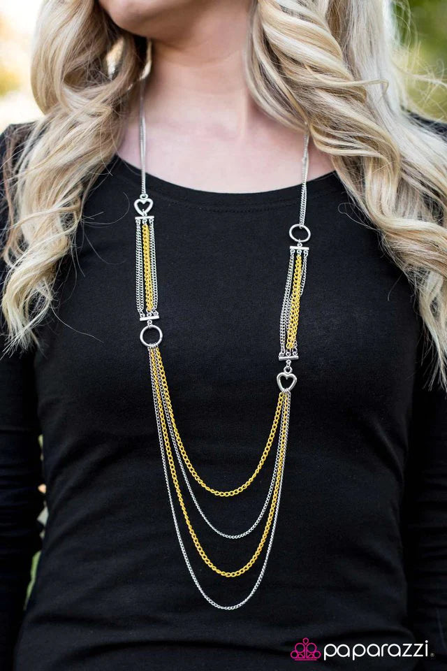 Collar Paparazzi ~ Un buen hombre es un corazón para encontrar - Amarillo