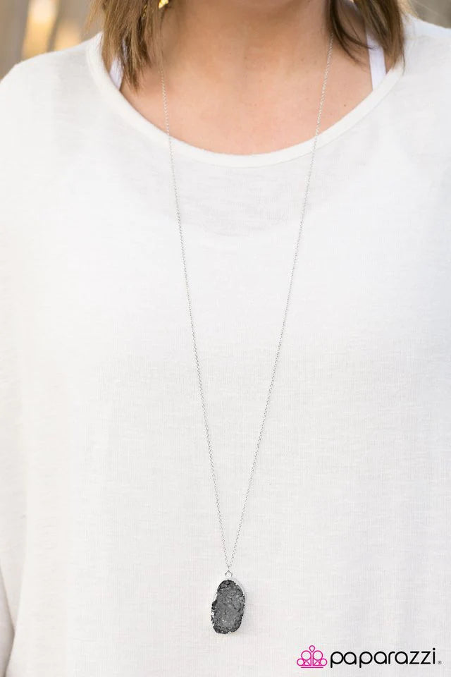 Collar Paparazzi ~ Chica Brillante - Plata