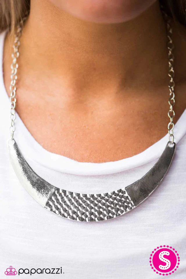 Collar Paparazzi ~ Inclinate ante mí - Plata