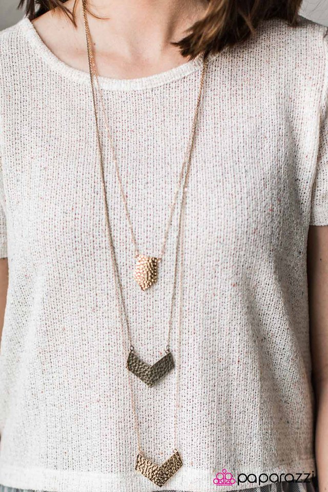 Collar Paparazzi ~ Punto de inflamación - Oro