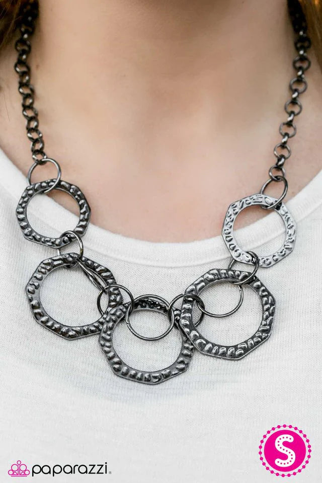Collar Paparazzi ~ Cave Couture - Negro