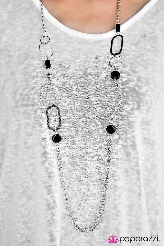 Collar Paparazzi ~ Una mezcla diferente - Negro