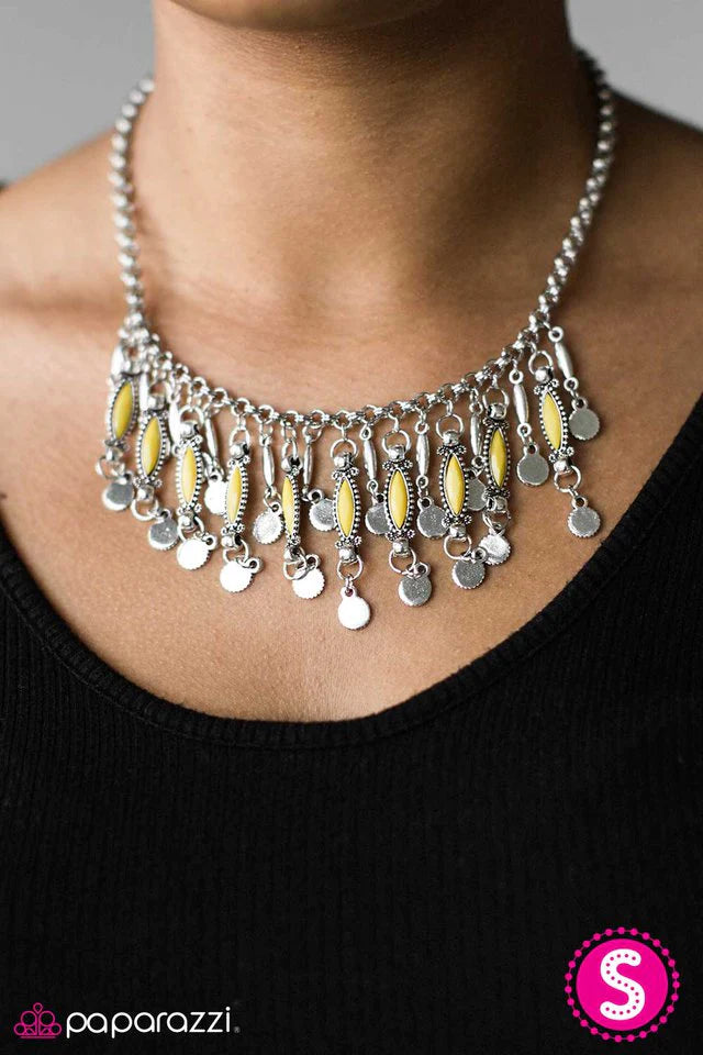 Collar Paparazzi ~ Maravillosamente salvaje - Amarillo