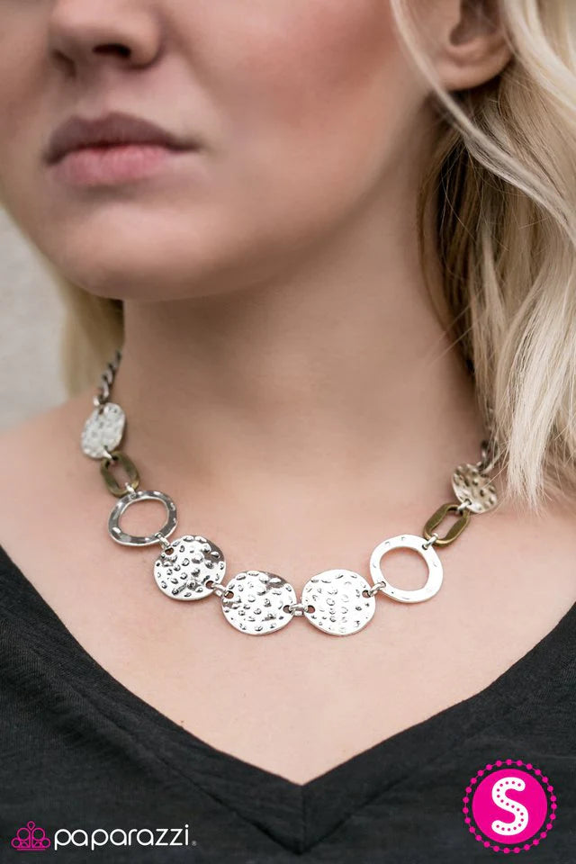 Collar Paparazzi ~ Cave Craze - Plata