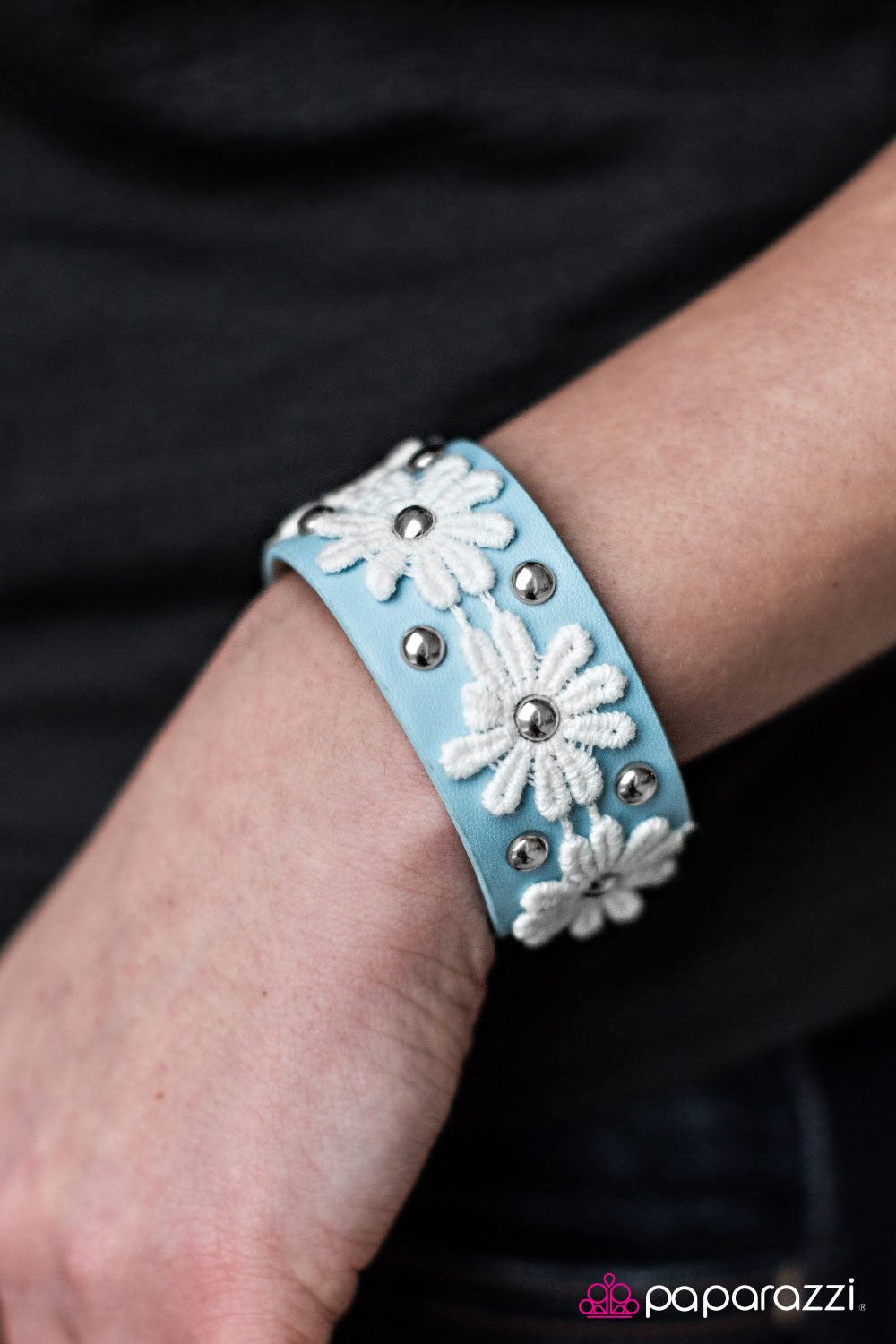 Paparazzi Bracelet Wake Up And Smell The Daisies Blue Paparazzi 