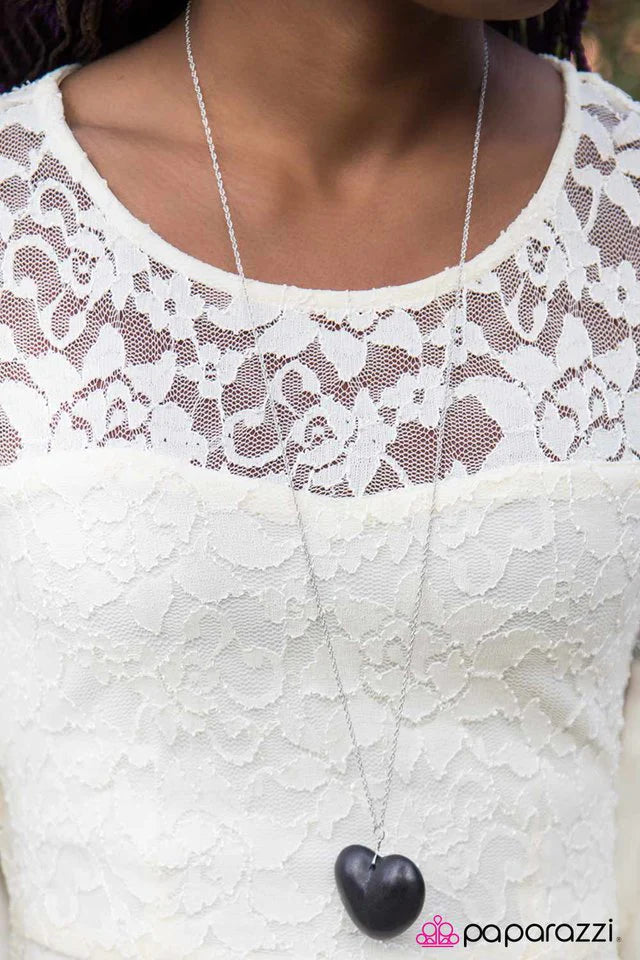 Collar de paparazzi: "Ella es una rompecorazones" - Negro