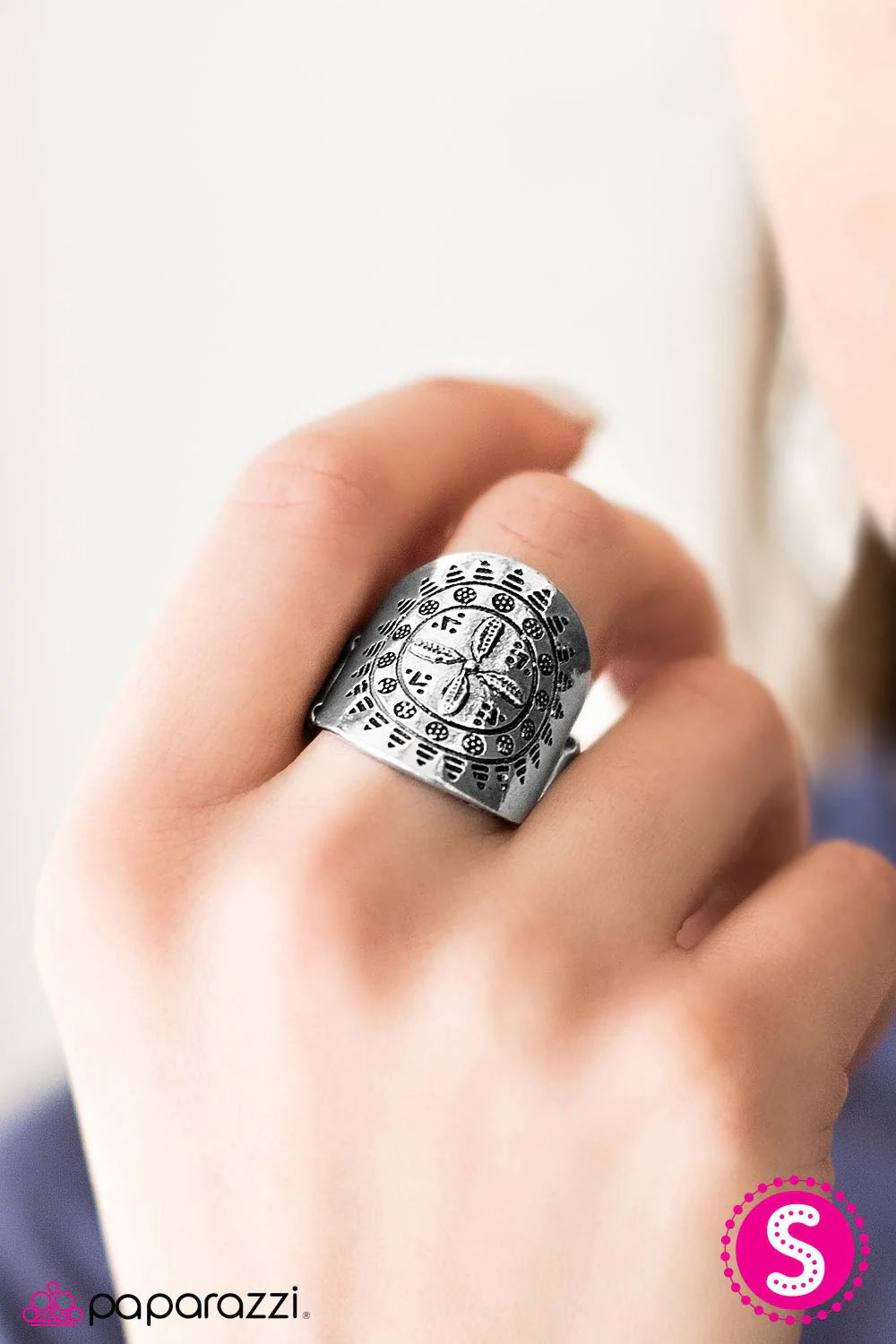 Paparazzi Ring ~ Summer Hideaway - Silver